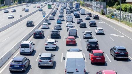 Varios vehículos circulan durante la primera operación salida de verano 2025, en la autovía A6, el pasado 27 de junio