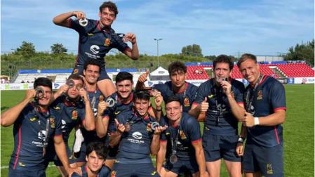 Ángel Bozal, segundo por la derecha, muerde la medalla de subcampeón de Europa