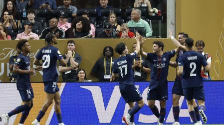 Los jugadores del PSG celebran uno de los goles de Neves