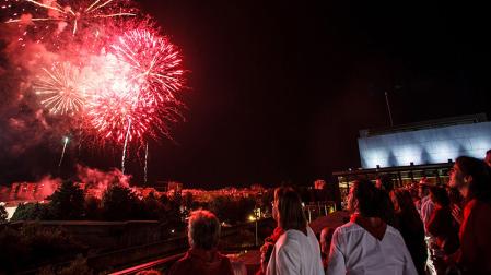 Imagen de los fuegos artificiales de San Fermín vistos desde la terraza del Baluarte