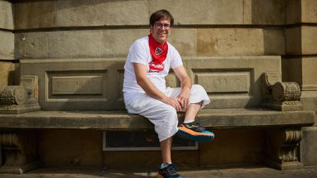 El técnico de sonido de Cope Navarra Iñigo Eguillor Etxeberría posa en el quiosco de la plaza del Castillo, lugar donde la música sanferminera toma vida.