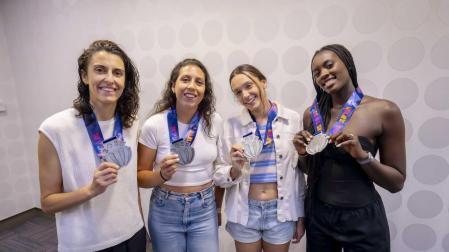 La navarra Irati Etxarri (segunda por la dcha.) muestra la medalla de plata junto a sus compañeras Alba Torrens, María Araújo y Awa Fam