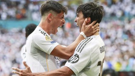 Arda Gulker (izda.) felicita a Gonzalo tras el gol que sirvió par que los blancos vencieran a la Juventus /