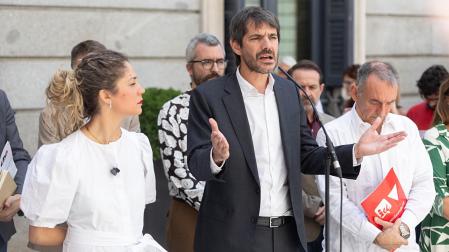El ministro de Cultura, Ernest Urtasun, ofrece declaraciones a los medios tras la reunión de seguimiento del pacto del Gobierno de coalición entre PSOE y Sumar