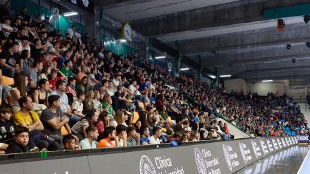 Público asistente al partido entre Osasuna Magna-ATP Ribera disputado en el Pabellón Anaitasuna de Pamplona el pasado mes de abril