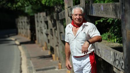 José Javier Beguiristáin posa junto al vallado del encierrillo