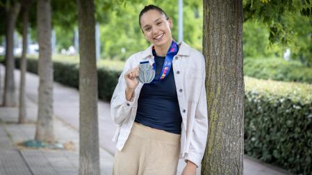 La pamplonesa Irati Etxarri muestra la medalla de plata que consiguió con la selección absoluta en el Eurobasket