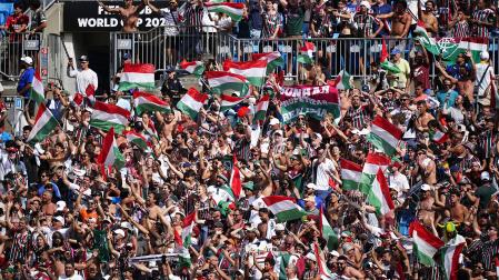 Seguidores del Fluminense celebran en la grada la victoria de su equipo contra el Inter de Milan /