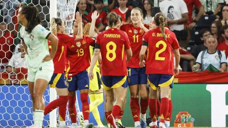 Las españolas felicitan a Alexia Putellas, autora del tercer tanto de la selección /