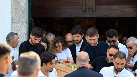 Varias personas portan el ataúd con los restos mortales de Diogo Jota