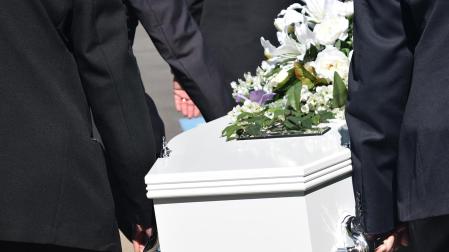 Varias personas, en un funeral