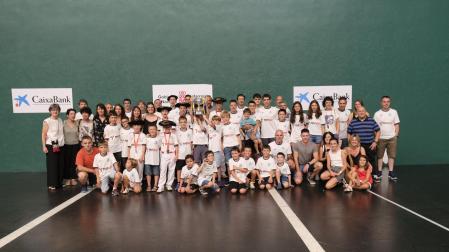 La foto de familia de Bera después de adjudicarse la victoria final en el Interpueblos de Navarra categoría Txiki, que se disputó ayer por la mañana en el Labrit
