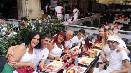 Fotos de los almuerzo del 6 de julio de San Fermín 2025. |