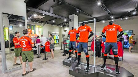 Una imagen de la tienda oficial de El Sadar en el primer día de venta de la nueva camiseta para la temporada 2025-26
