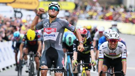 Mathieu van der Poel celebra la victoria tras imponerse en la meta de Boulogne-sur Mer /