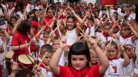 Decenas de niños participaron de la tamborrada infantil minutos después del lanzamiento del cohete