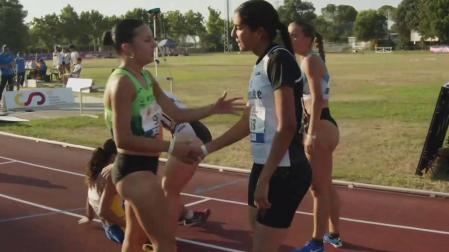Jihad Essoubai felicita a una de las participacipantes en el 1.500 femenino en el que la navarra fue tercera /