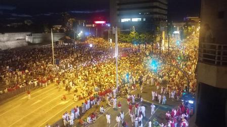 Aspecto de la Plaza de la Paz minutos antes de los primeros fuegos artificiales de los Sanfermines 2025 /