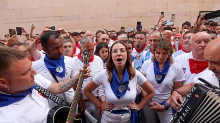 Haizea Mayo Lizarraga canta la jota al santo en Santo Domingo