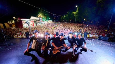 Los cinco miembros de Puro Relajo, en el escenario de Antoniutti