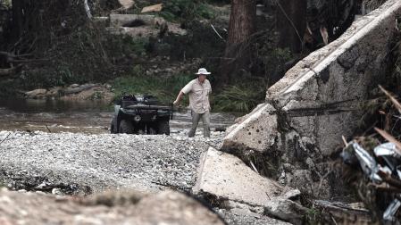 Puente dañado tras las inundaciones en Texas