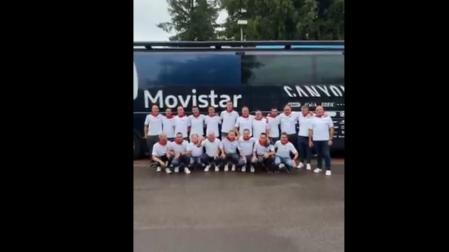 El staff de Movistar Team, con el pañuelo rojo al cuello