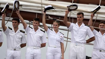 El buque escuela Juan Sebastián de Elcano, con la princesa Leonor entre los 76 guardiamarinas que lleva a bordo, ha partido este lunes de Gijón para poner rumbo a Galicia