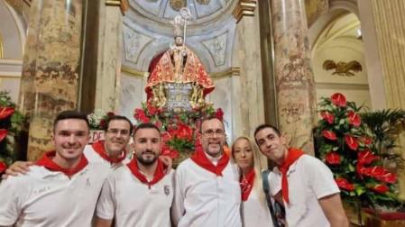 A la derecha junto a un grupo de amigos de Carrenque, Mónica Martínez y Jonathan Muñoz en la visita a la capilla de San Fermín del año pasado