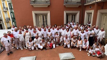 Manu Ayerdi Olaizola, expresidente del PNV de Navarra (Napar Buru Batzar) y exvicepresidente del Gobierno foral, recibe el 'Pañuelico de San Fermín' que anualmente entrega la formación en la Comunidad foral