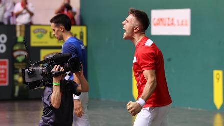 Jon Ander Peña celebra su victoria en la final.