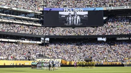 Los jugadores del Real Madrid y del Borussia Dortmund guardan un minuto de silencio antes del inicio del choque de cuartos de final del Mundial de Clubes /