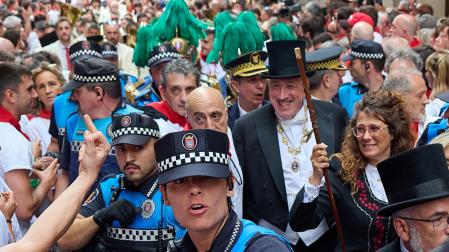 Momentos de tensión al paso de la corporación municipal en las calles Curia y San Saturnino /