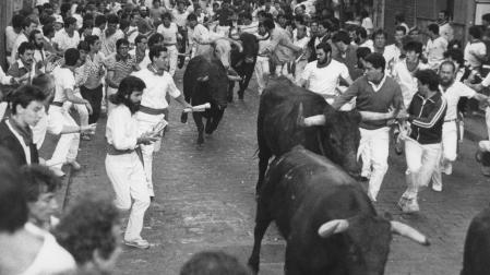 Un momento del primer encierro de Cebada Gago en Pamplona, el 12 de julio de 1985.