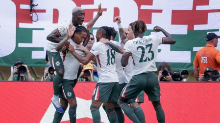 Los jugadores del Chelsea celebran uno de los goles anotados por Joao Pedro