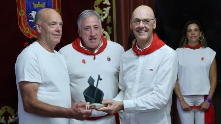 El alcalde Joseba Asiron entrega a Gunnar Boerge Knudsen el San Fermín de Oro del XXIII Concurso Internacional de Fuegos Artificiales