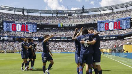 Los jugadores del PSG celebran el gol de Fabián Ruiz
