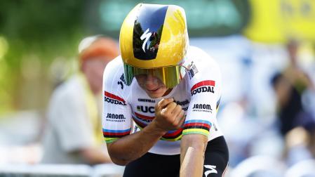 Remco Evenepoel cruza la meta tras la crono individual de la quinta etapa del Tour /