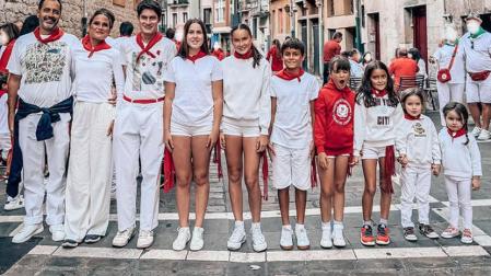 Verdeliss, junto a su marido y sus ocho hijos, en la calle Nueva