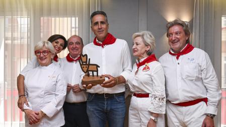 Los hermanos Idoate en el momento de la entrega del premio. De izda a derecha: Pilar, Mari Carmen, Iñaki, Esther (que lleva el pañuelo de María Eugenia) y Juan Mari.