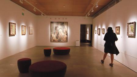 La sala de exposiciones temporales del Maeztu con parte de las obras de Vázquez Díaz. Al fondo, Los bañistas, desnudos en la piscina (1930-36).