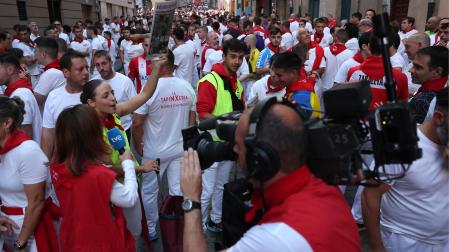 Alicia Navarro vocea la venta de ejemplares de Diario de Navarra durante la retransmisión de TVE