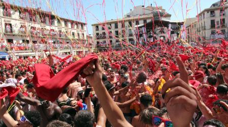 Vecinos de Tudela durante el lanzamiento del cohete que abrió las fiestas el pasado año