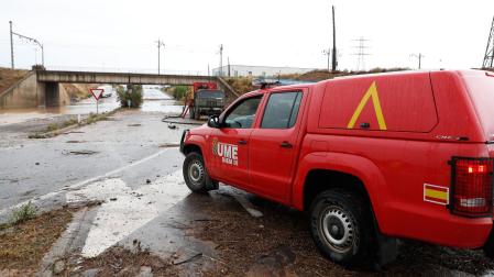 Efectivos de la Unidad Militar de Emergencias trabajan en una carretera inundada próxima a la localidad zaragozana de Grisén este sábado