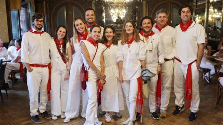 Padres del colegio Saint Chaumond, en el Baile de la Alpargta. Francisco Cejudo, director de ventasde Nordex (tercero por la derecha)