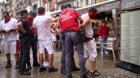 Imagen de un detenido por la Policía Foral durante San Fermín