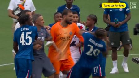 Momento de la tangana tras finalizar el partido, con Luis Enrique como uno de los protagonistas