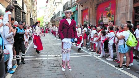 Aitor Puig, dantzari de Duguna, durante la procesión a su paso por la calle Mayor