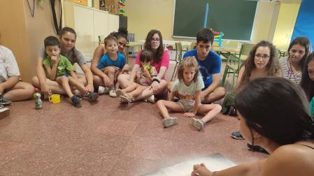 Menores con TEA y voluntarios, en la escuela de verano en Pamplona.
