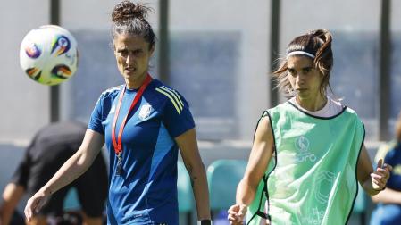 La seleccionadora Montse Tomé observa el toque de la futbolista Alba Redondo durante el entrenamiento de España previo al cruce de cuartos de la Eurocopa 2025 contra la anfitriona Suiza /