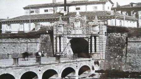 Portal de San Nicolás en 1906